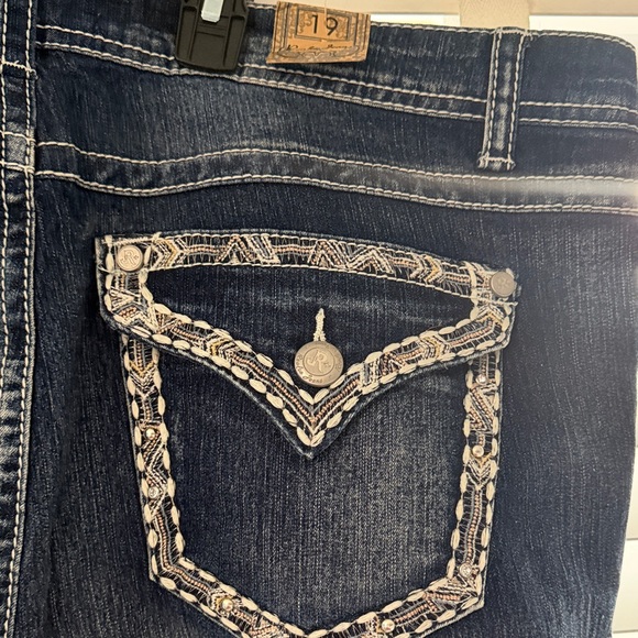Elegant Dark Wash Cropped Jeans - Picture 5 of 5